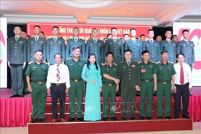 Thượng tướng Nguyễn Văn Nghĩa, Phó Tổng Tham mưu trưởng QĐND Việt Nam, chụp ảnh lưu niệm cùng đoàn Quân Giải phóng Nhân dân Trung Quốc