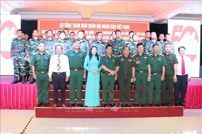 Thượng tướng Nguyễn Văn Nghĩa, Phó Tổng Tham mưu trưởng QĐND Việt Nam, chụp ảnh lưu niệm cùng đoàn QĐND Lào