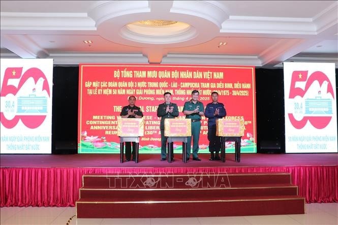 Đại diện Bộ tư lệnh Quân Khu 7 tặng quà các đoàn quân đội Trung Quốc, Lào và Campuchia