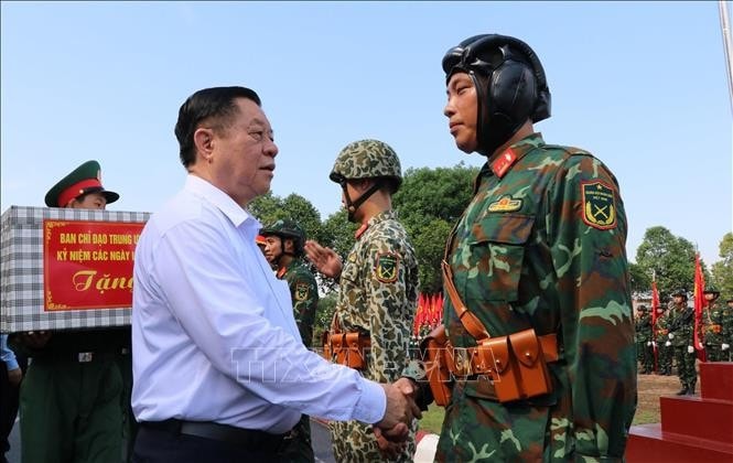 Trưởng Ban Tuyên giáo và Dân vận Trung ương Nguyễn Trọng Nghĩa thăm hỏi chiến sĩ trẻ đang tập luyện tại Sư đoàn 309. Ảnh: Sỹ Tuyên/TTXVN