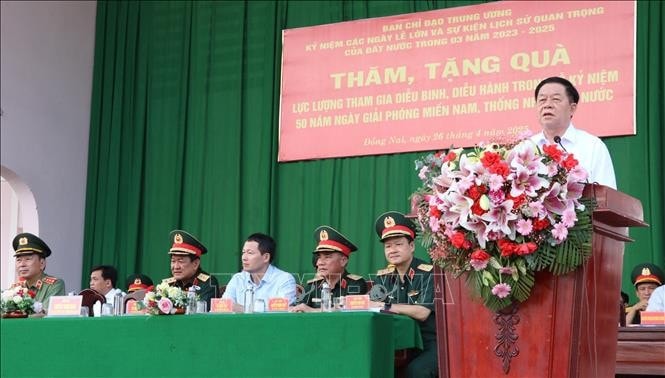 Trưởng Ban Tuyên giáo và Dân vận Trung ương Nguyễn Trọng Nghĩa động viên các lực lượng tham gia diễu binh, diễu hành tại Sư đoàn 309. Ảnh: Sỹ Tuyên/TTXVN