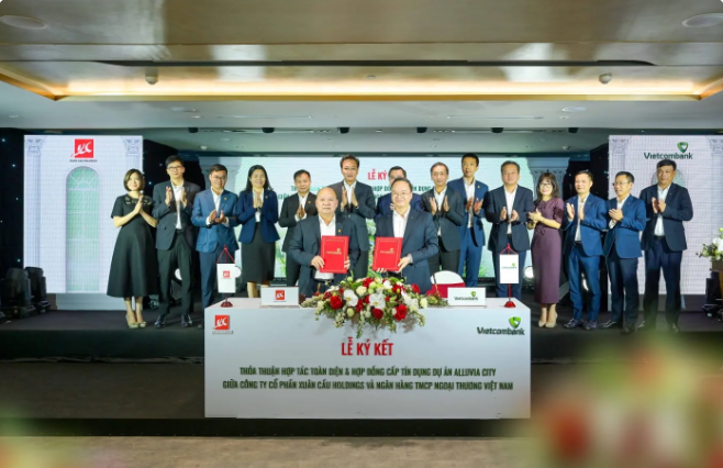 Ông Lê Quang Vinh, Thành viên HĐQT, Tổng Giám đốc Vietcombank (bên phải) và ông Tô Dũng, Chủ tịch HĐQT Xuân Cầu Holdings ký kết thỏa thuận hợp tác toàn diện. Ảnh: VCB