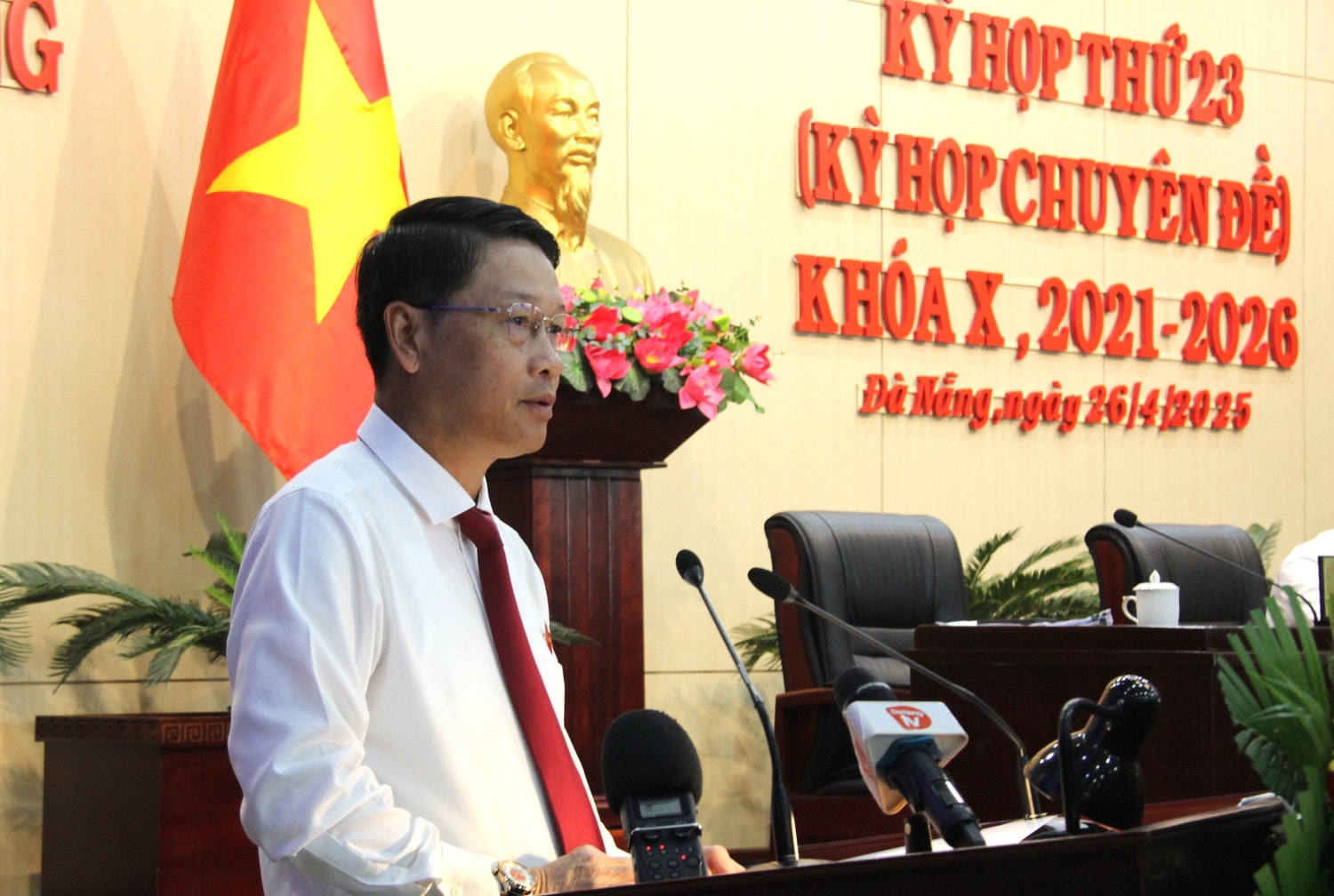 Chủ tịch HĐND thành phố Ngô Xuân Thắng phát biểu tại kỳ họp