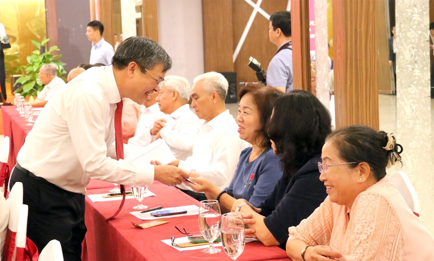 Chủ tịch UBND thành phố Cần Thơ Trương Cảnh Tuyên tặng quà, tri ân các Mẹ Việt Nam Anh hùng. Ảnh: Hải Hành
