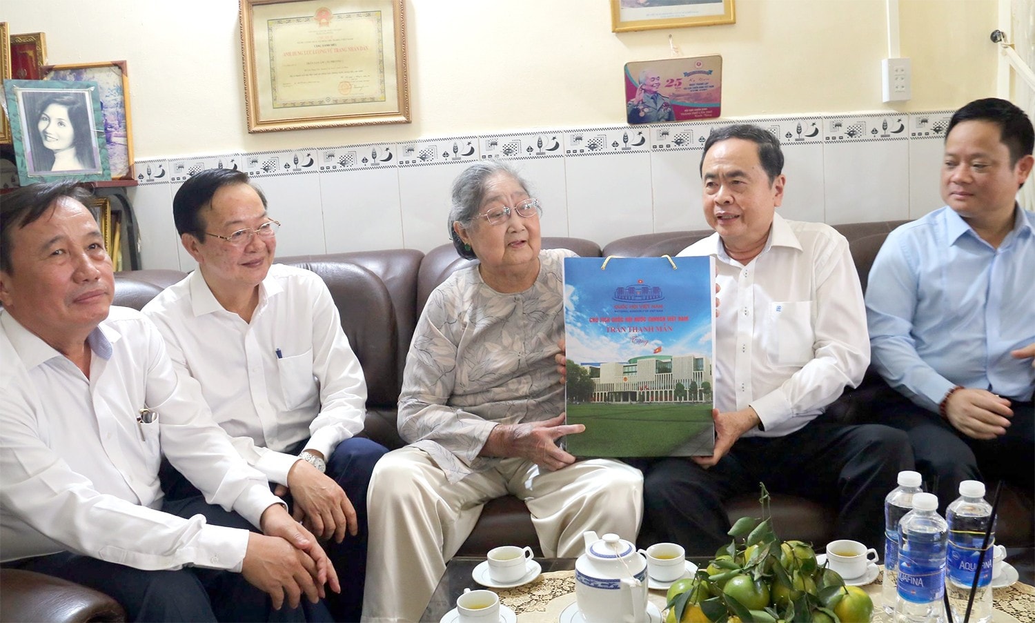Chủ tịch Quốc hội Trần Thanh Mẫn thăm, tặng quà nguyên Phó Tham mưu trưởng Quân khu 9 Ung Thị Bé, Cựu chiến binh Biệt động TP. Cần Thơ. Ảnh: Hải Hành