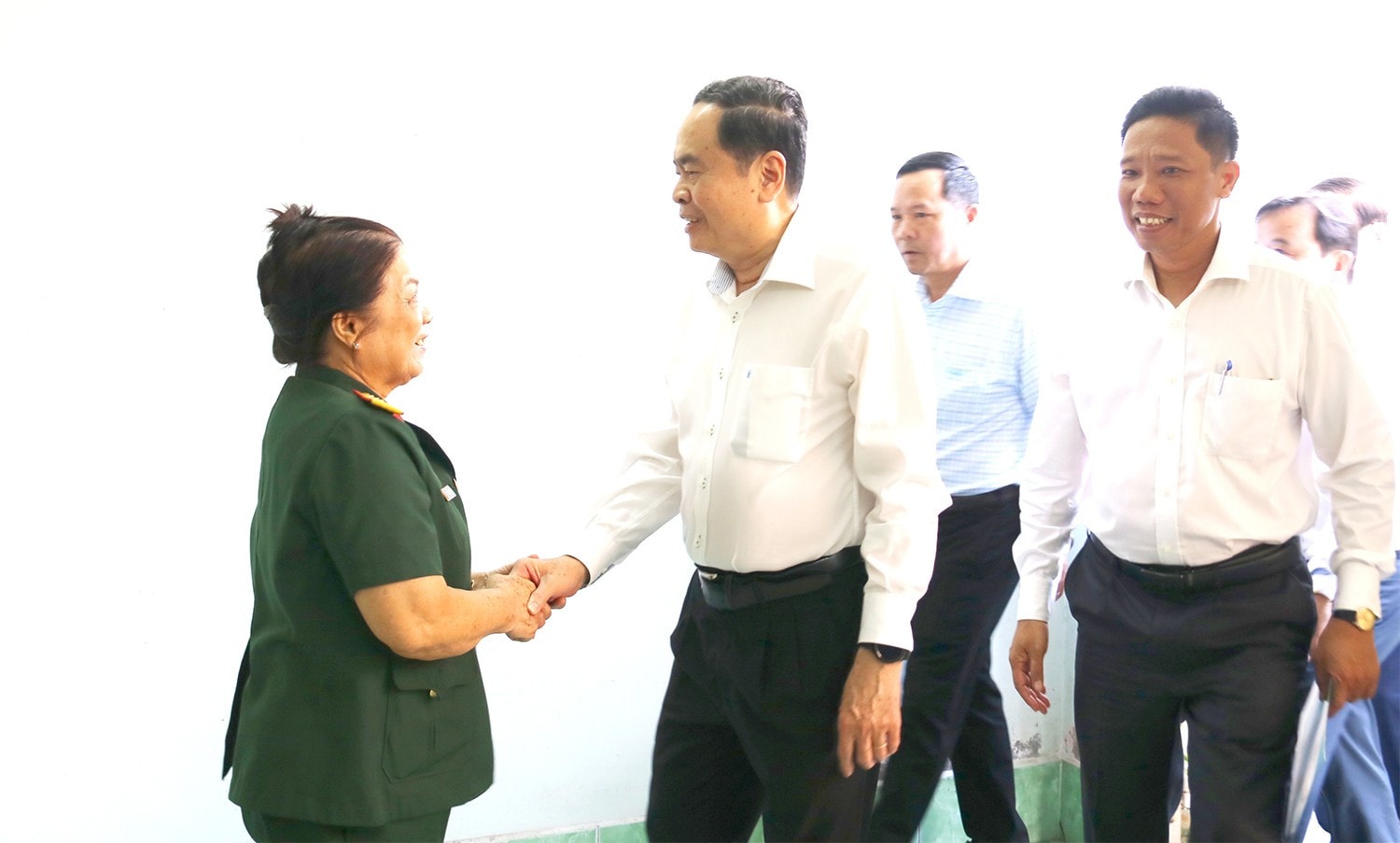 Chủ tịch Quốc hội Trần Thanh Mẫn thăm, tặng quà Anh hùng Lực lượng Vũ trang Nhân dân, cựu chiến sỹ biệt động thành phố Cần Thơ Nguyễn Thị Vân, phường An Bình, quận Ninh Kiều. Ảnh: Hải Hành