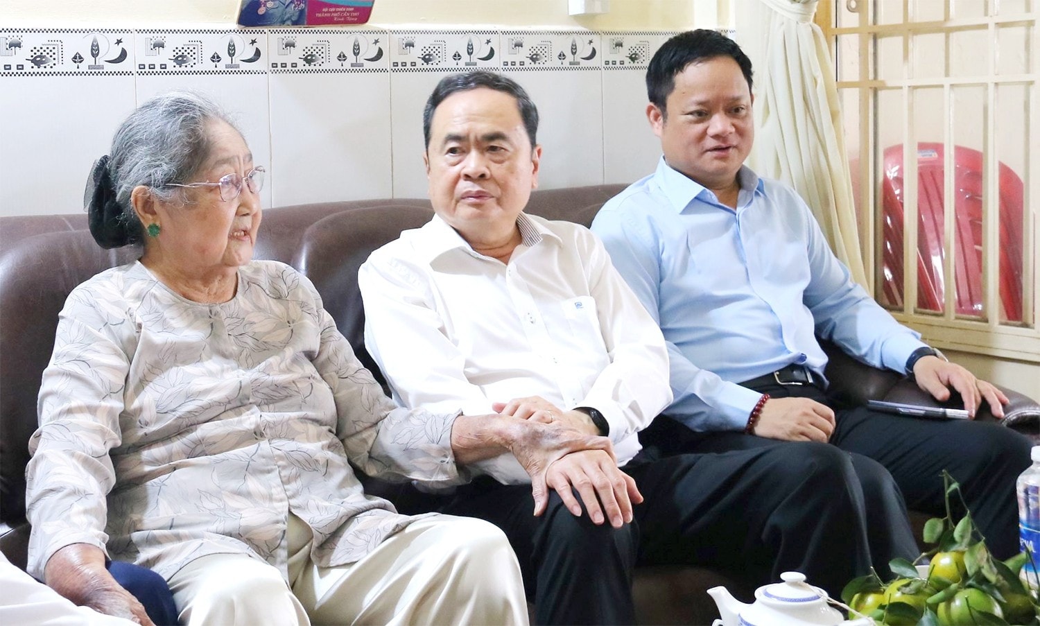 Chủ tịch Quốc hội Trần Thanh Mẫn thăm, tặng quà nguyên Phó Chỉ huy trưởng Ban Chỉ huy Quân sự TP. Cần Thơ (cũ) Ung Thị Bé, là gia đình thờ cúng nguyên Phó Tham mưu trưởng Quân khu 9 Trần Văn Ấm. Ảnh: Hải Hành