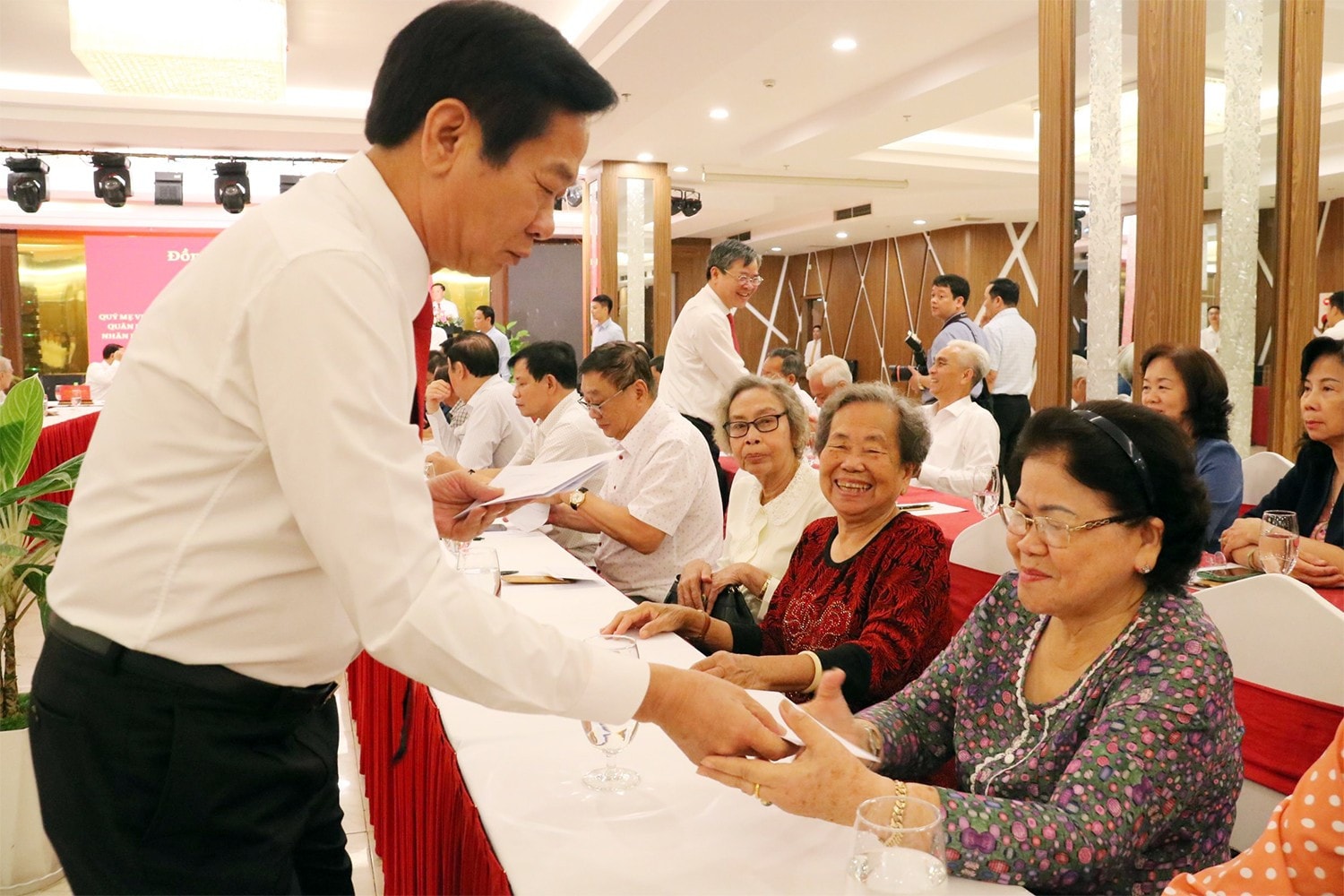 Bí thư Thành ủy Cần Thơ Đỗ Thanh Bình tặng quà, tri ân các Mẹ Việt Nam Anh hùng. Ảnh: Hải Hành