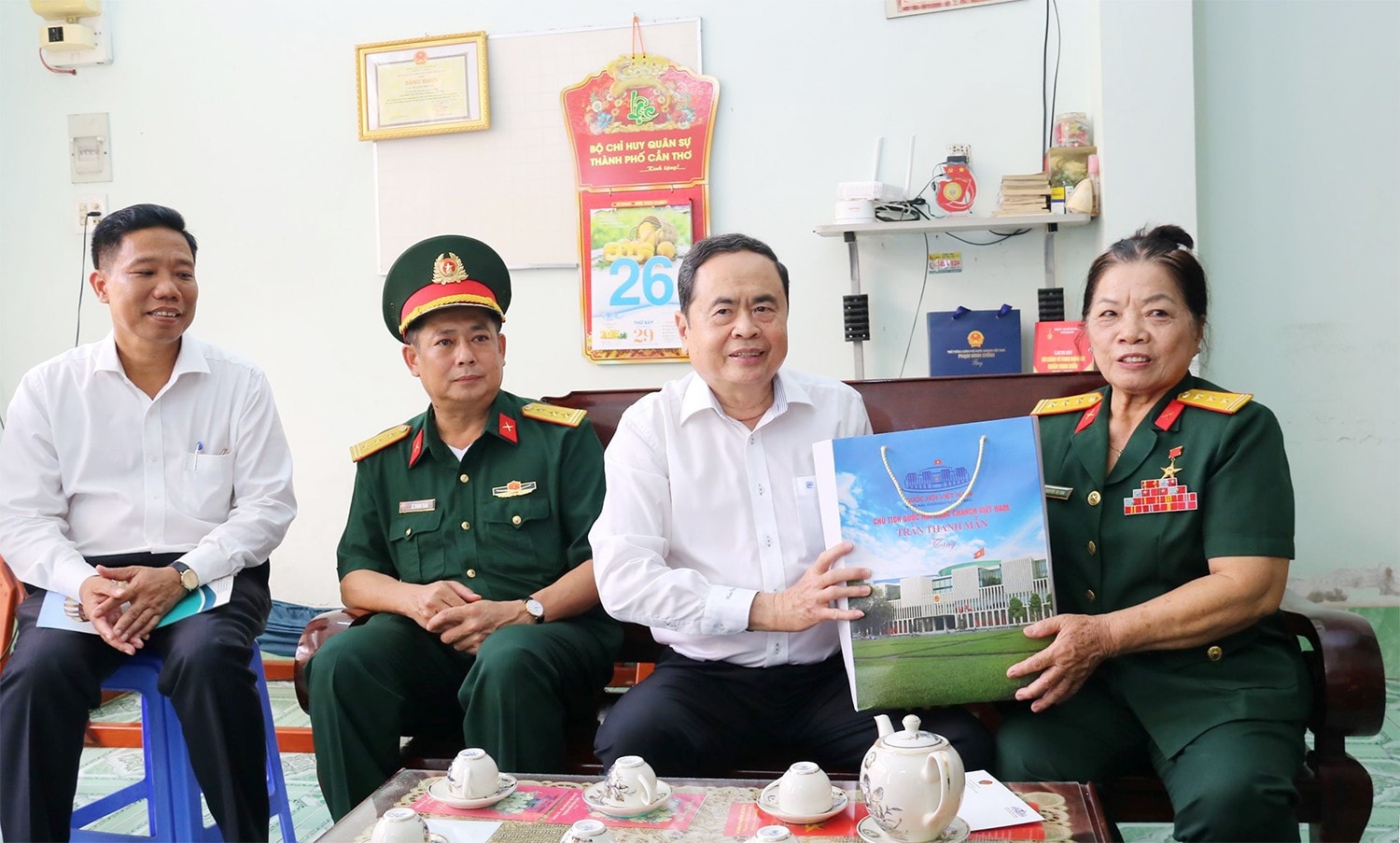 Chủ tịch Quốc hội Trần Thanh Mẫn thăm, tặng quà Anh hùng Lực lượng Vũ trang Nhân dân, cựu chiến sỹ biệt động thành phố Cần Thơ Nguyễn Thị Vân, phường An Bình, quận Ninh Kiều. Ảnh: Hải Hành