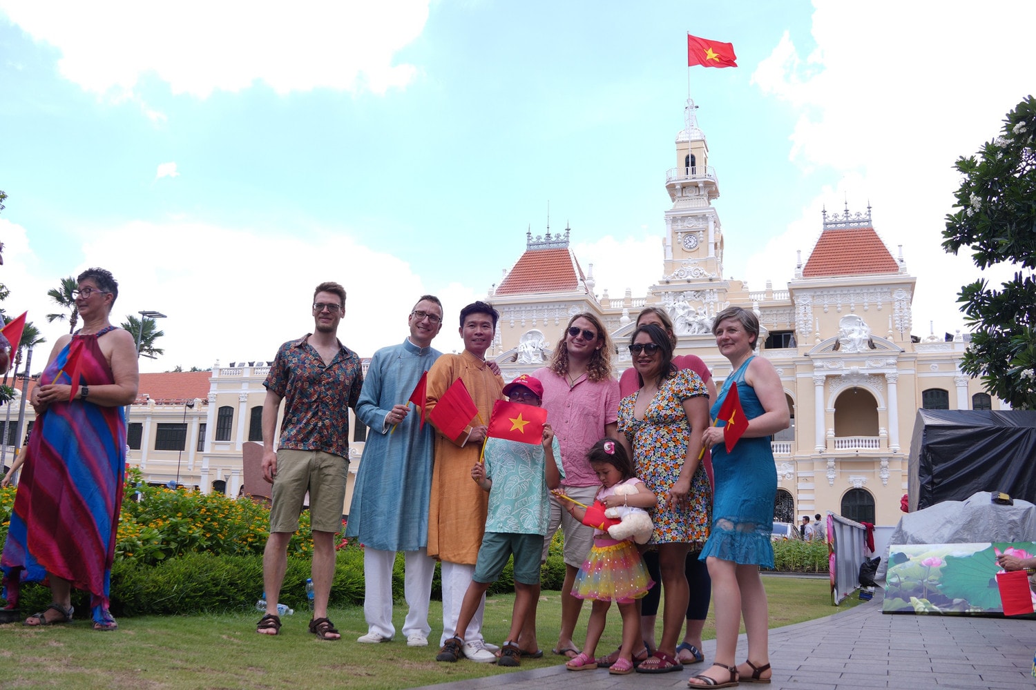 du-khach-nuoc-ngoai-hao-hung-check-in-tai-khu-vuc-tuong-dai-chu-tich-ho-chi-minh-va-tru-so-ubnd-tp-ho-chi-minh-trong-khong-khi-ky-niem-50-nam-giai-phong-mien-nam-thac-hieu-2.jpg