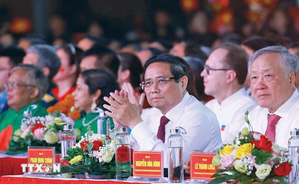 Thủ tướng Chính phủ Phạm Minh Chính và các đại biểu dự Cầu truyền hình "Vang mãi khúc khải hoàn" tại điểm cầu Hà Nội. Ảnh: Dương Giang - TTXVN
