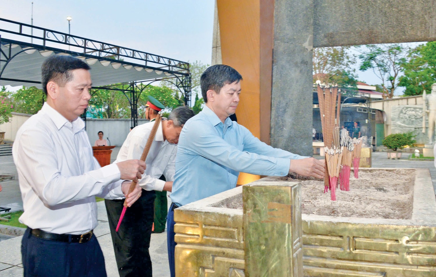 Tổng Thư ký Quốc hội, Chủ nhiệm Văn phòng Quốc hội Lê Quang Tùng và Bí thư Tỉnh ủy Quảng Trị Nguyễn Long Hải dâng hương tưởng nhớ, tri ân các anh hùng liệt sĩ tại Nghĩa trang Liệt sĩ quốc gia Đường 9