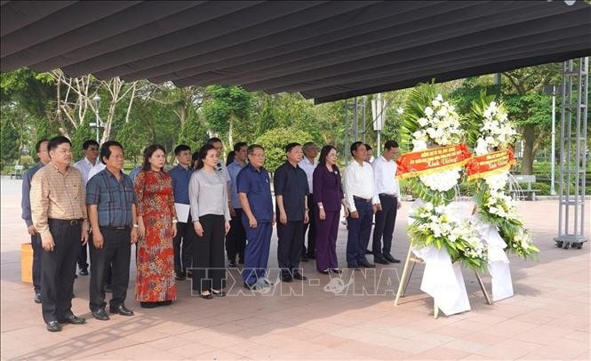 Phó Chủ tịch nước Võ Thị Ánh Xuân và Phó Thủ tướng Chính phủ Trần Hồng Hà dâng hoa tri ân các anh hùng, Liệt sỹ tại Thành cổ Quảng Trị