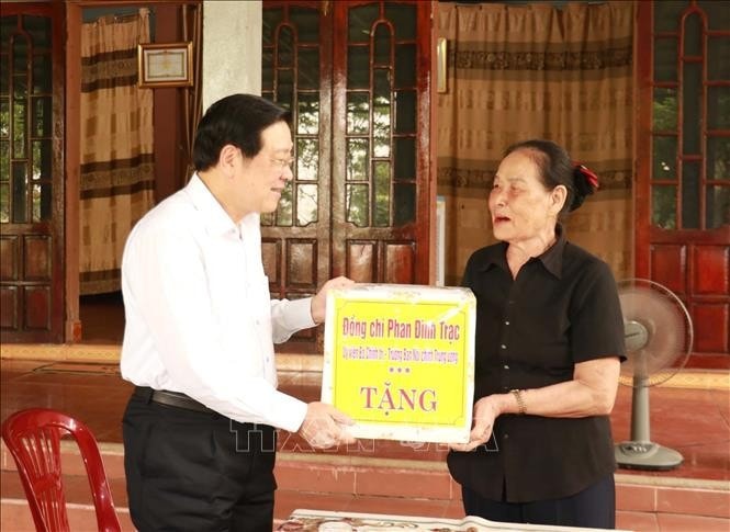 Trưởng Ban Nội chính Trung ương Phan Đình Trạc thăm, tặng quà gia đình Anh hùng lực lượng vũ trang Dương Bá Quy ở thôn An Mỹ, xã Gio Mỹ, huyện Gio Linh