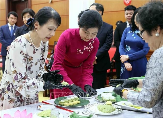 Phu nhân Ngô Phương Ly và Phu nhân Ishiba Yoshiko cùng làm bánh cốm truyền thống. Ảnh: An Đăng/TTXVN