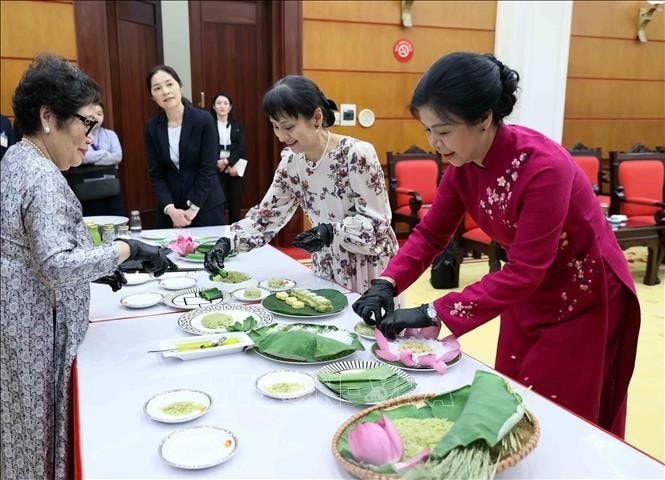 Phu nhân Ngô Phương Ly và Phu nhân Ishiba Yoshiko cùng làm bánh cốm truyền thống. Ảnh: An Đăng/TTXVN