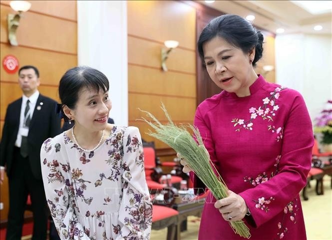 Phu nhân Ngô Phương Ly giới thiệu về bánh cốm với Phu nhân Ishiba Yoshiko. Ảnh: An Đăng/TTXVN