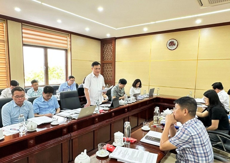 Lãnh đạo Sở Nông nghiệp và Môi trường làm rõ một số nội dung theo đề nghị của Đoàn giám sát. Ảnh: Đình Văn