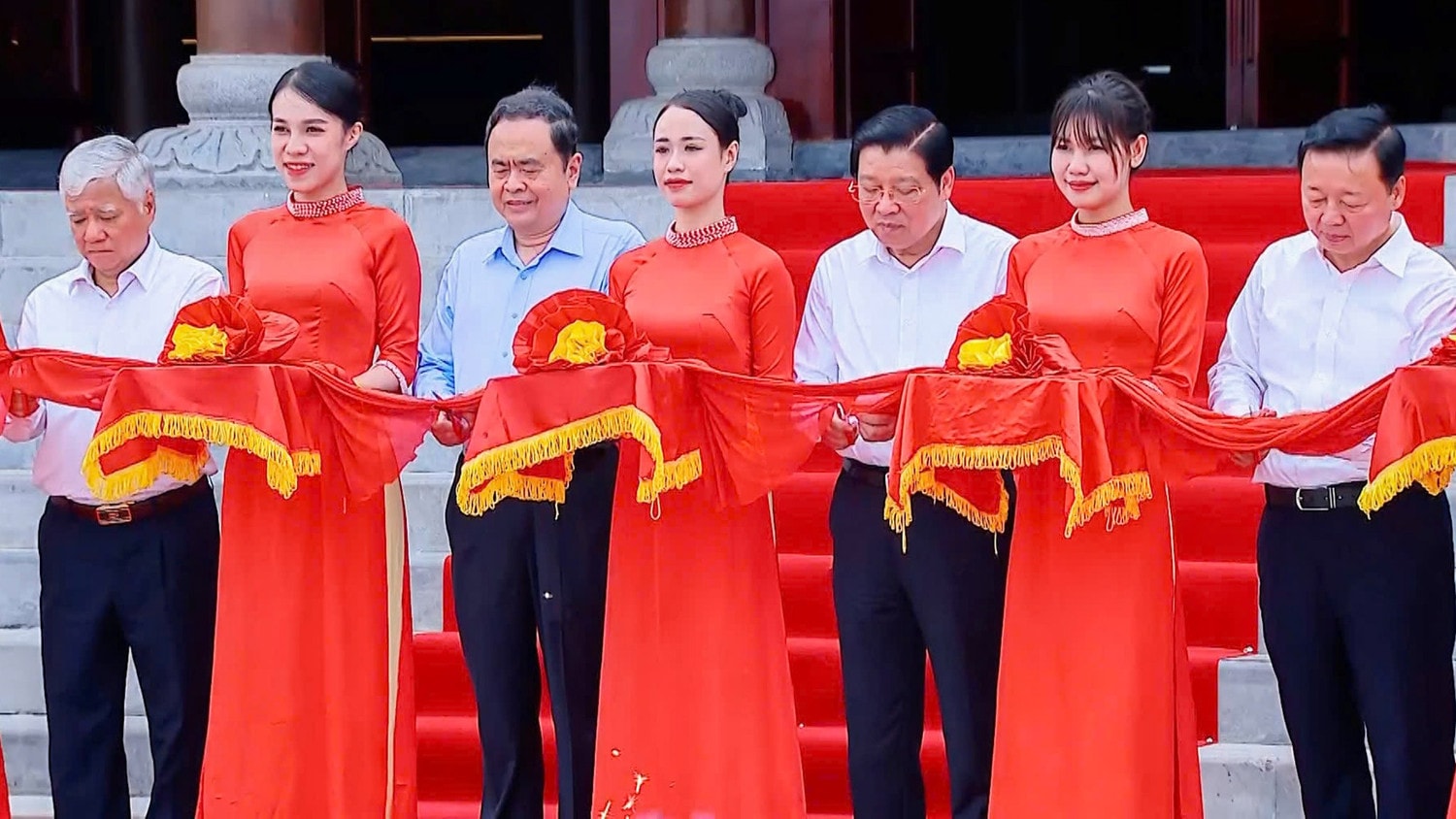 Chủ tịch Quốc hội Trần Thanh Mẫn và các đại biểu cắt băng khánh thành Khu lưu niệm Tổng Bí thư Lê Duẩn
