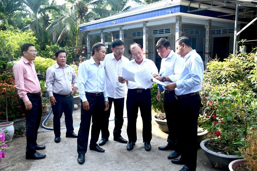 Đoàn giám sát khảo sát thực tế tại xã An Hóa, huyện Châu Thành, Bến Tre. Ảnh: Thu Huyền