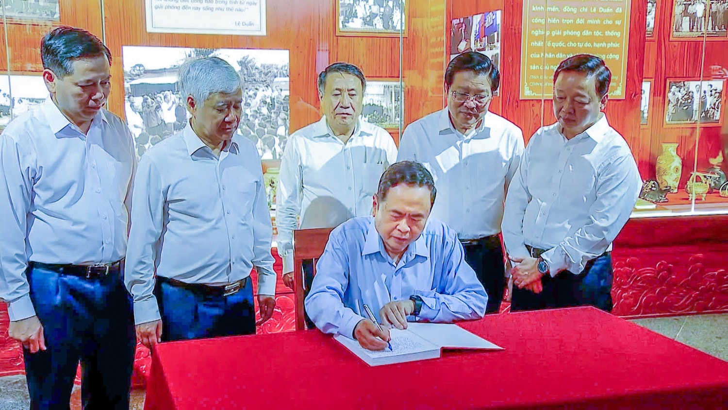 Chủ tịch Quốc hội Trần Thanh Mẫn ghi sổ vàng tại Khu lưu niệm Tổng Bí thư Lê Duẩn
