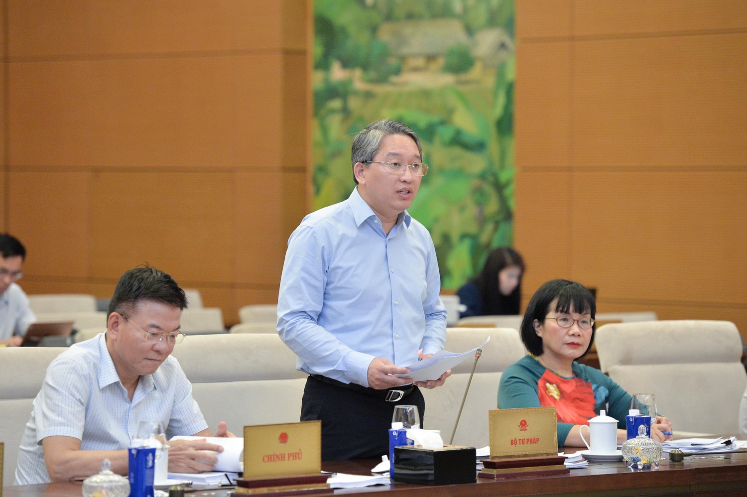 Bộ trưởng Bộ Tư pháp Nguyễn Hải Ninh trình bày Tờ trình về dự án Luật sửa đổi, bổ sung một số điều của Luật Xử lý vi phạm hành chính. Ảnh: Hồ Long