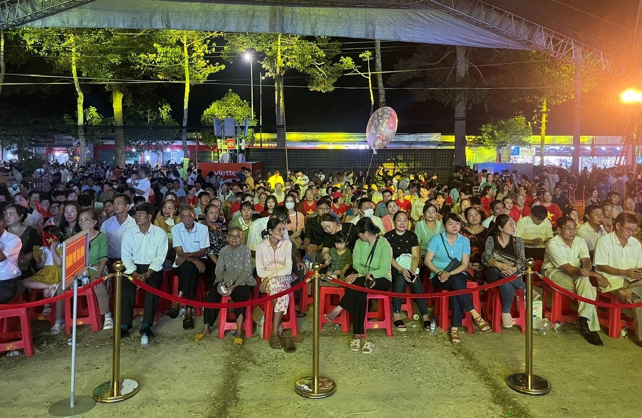 Đông đảo người dân tham dự lễ kỷ niệm