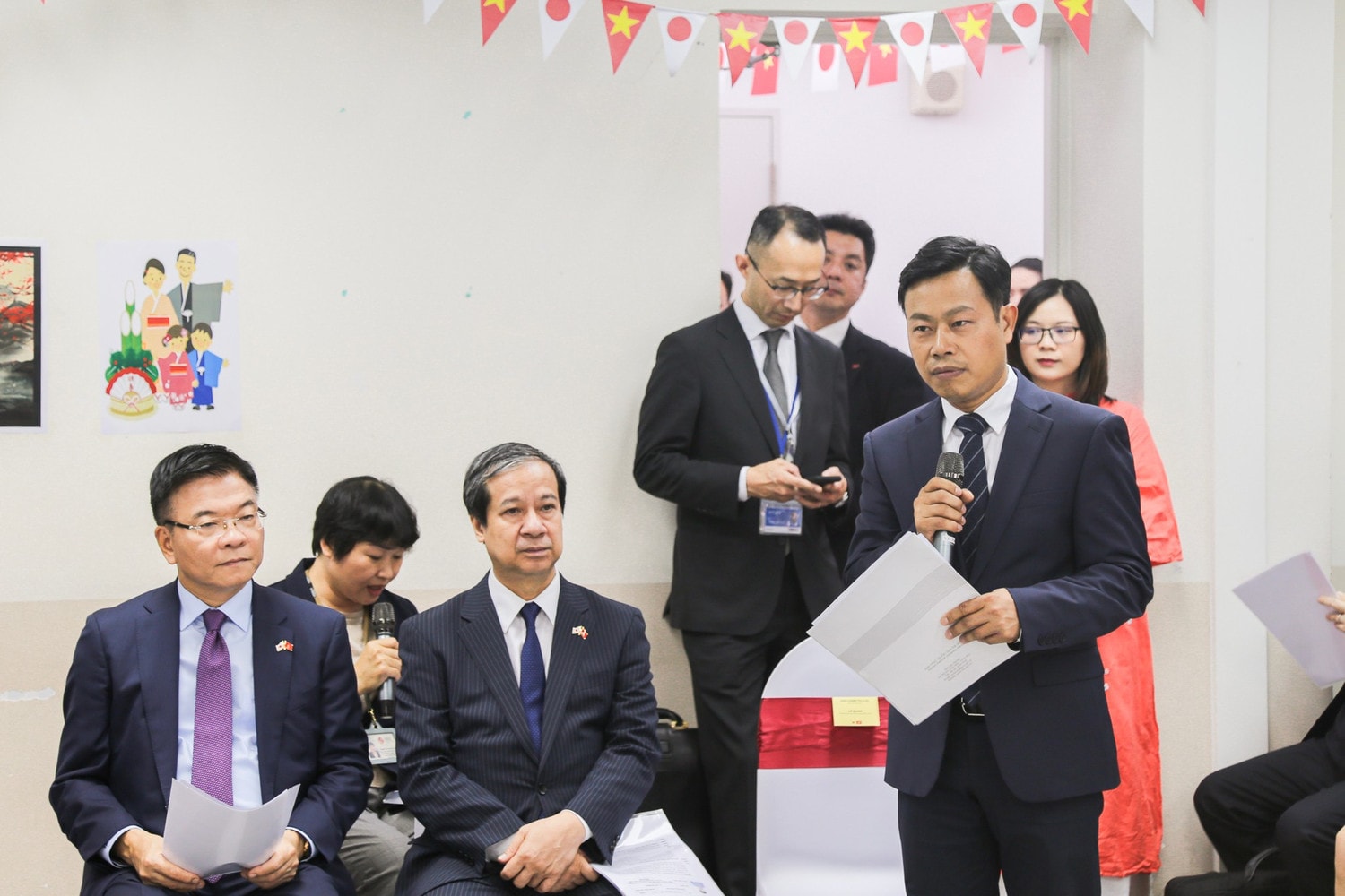 vnu-giam-doc-dhqghn-le-quan-don-thu-tuong-nhat-ban-8.jpg