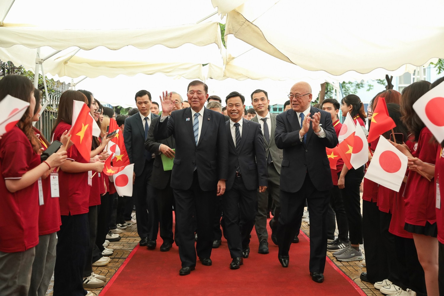 vnu-giam-doc-dhqghn-le-quan-don-thu-tuong-nhat-ban-5-1.jpg