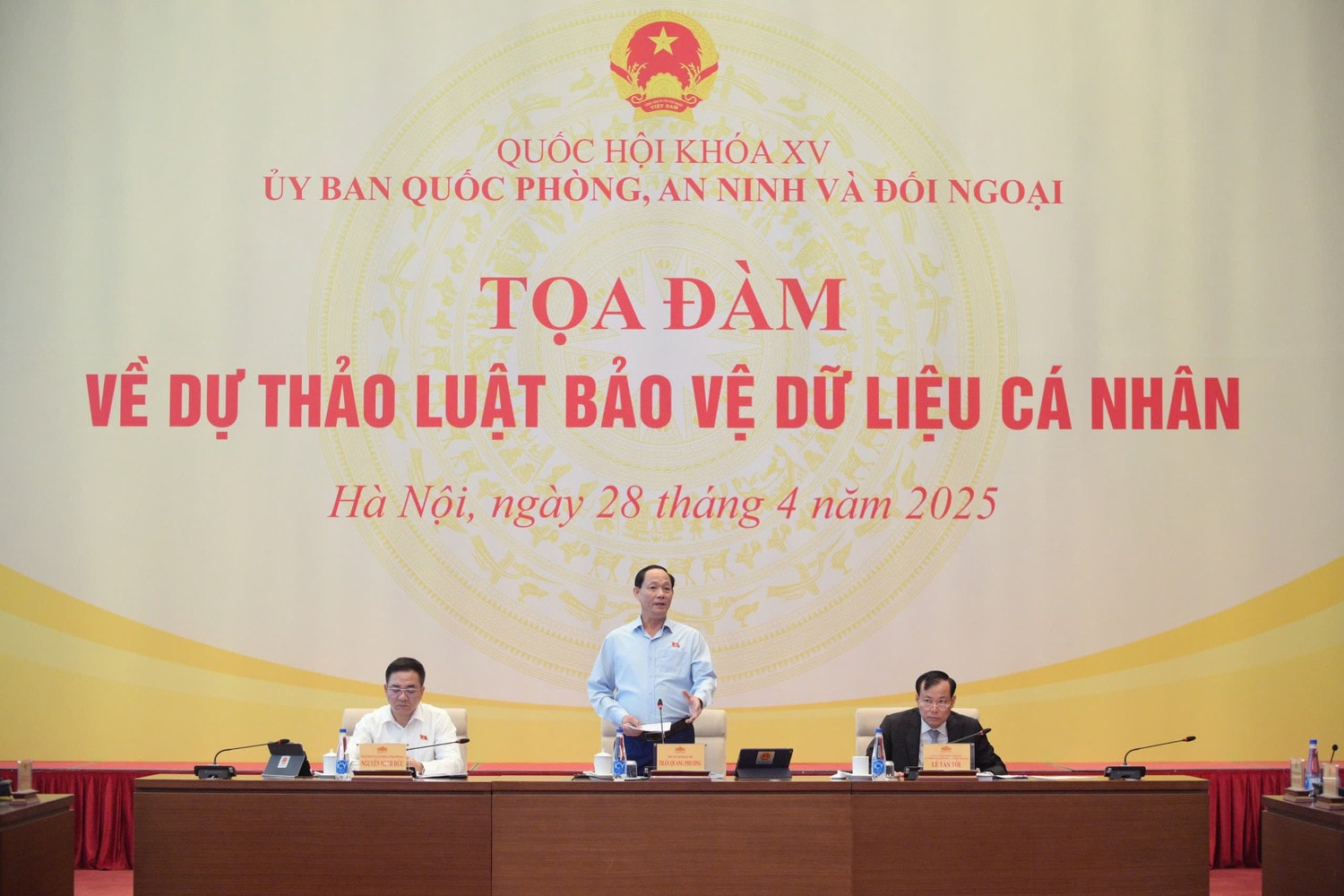 Phó Chủ tịch Quốc hội, Thượng tướng Trần Quang Phương phát biểu tại Tọa đàm
