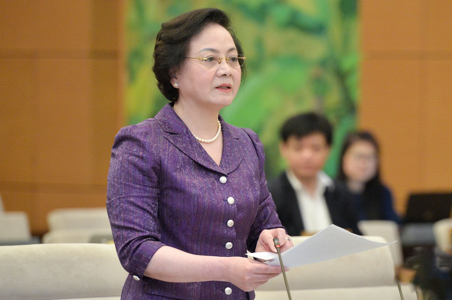 Bộ trưởng Bộ Nội vụ Phạm Thị Thanh Trà trình bày Tờ trình của Chính phủ