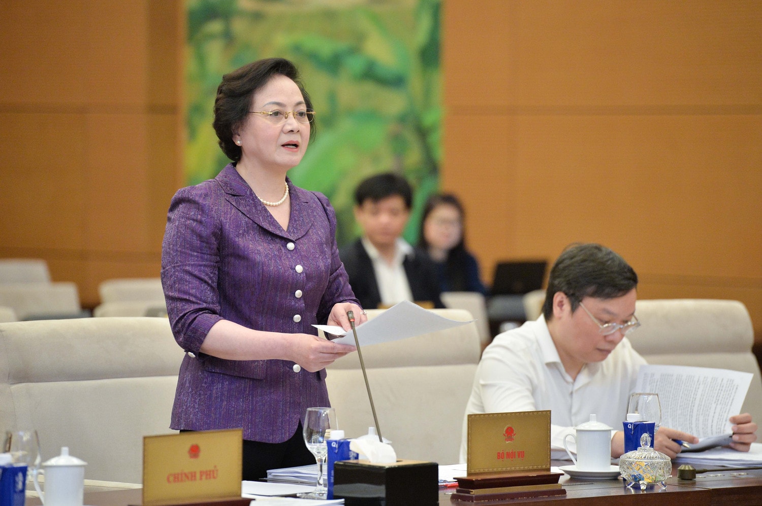 Bộ trưởng Bộ Nội vụ Phạm Thị Thanh Trà trình bày Tờ trình dự án Luật. Ảnh: Hồ Long