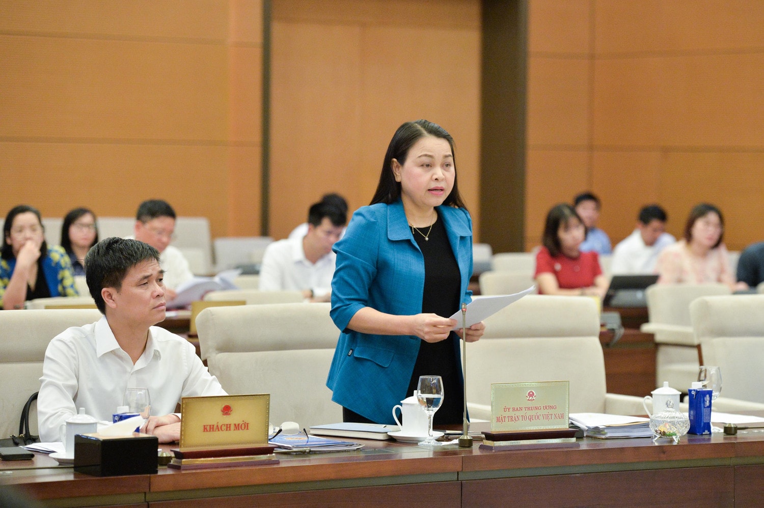 Phó Chủ tịch - Tổng Thư ký Ủy ban Trung ương MTTQ Việt Nam Nguyễn Thị Thu Hà trình bày tờ trình dự án Luật. Ảnh: Hồ Long