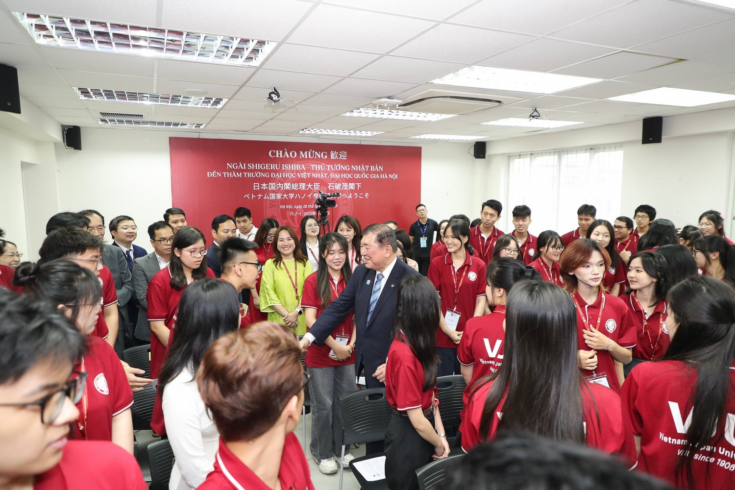 vnu-thu-tuong-nhat-ban-toi-tham-truong-dh-viet-nhat-18.jpg