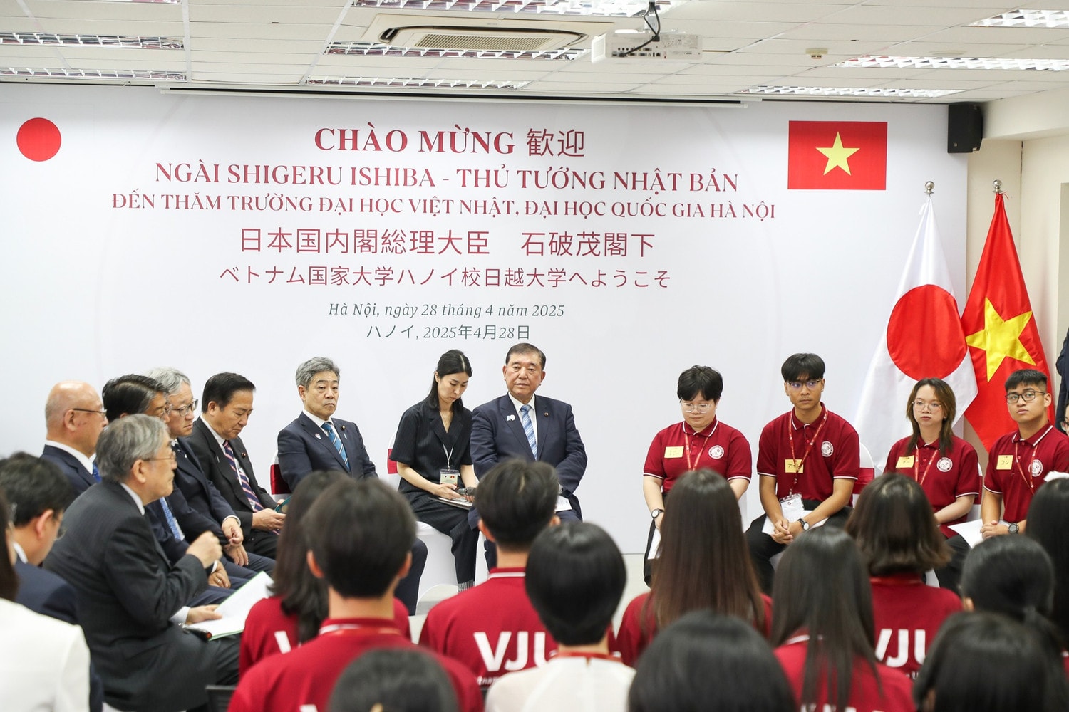 vnu-thu-tuong-nhat-ban-toi-tham-truong-dh-viet-nhat-5.jpg