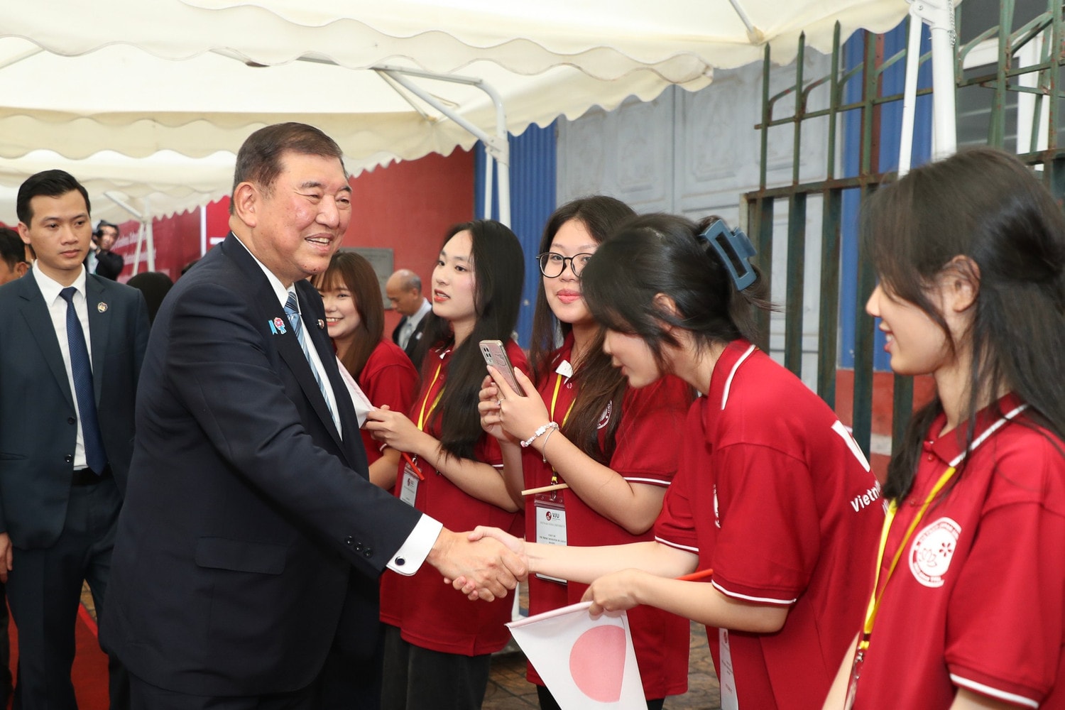 vnu-thu-tuong-nhat-ban-toi-tham-truong-dh-viet-nhat-20.jpg
