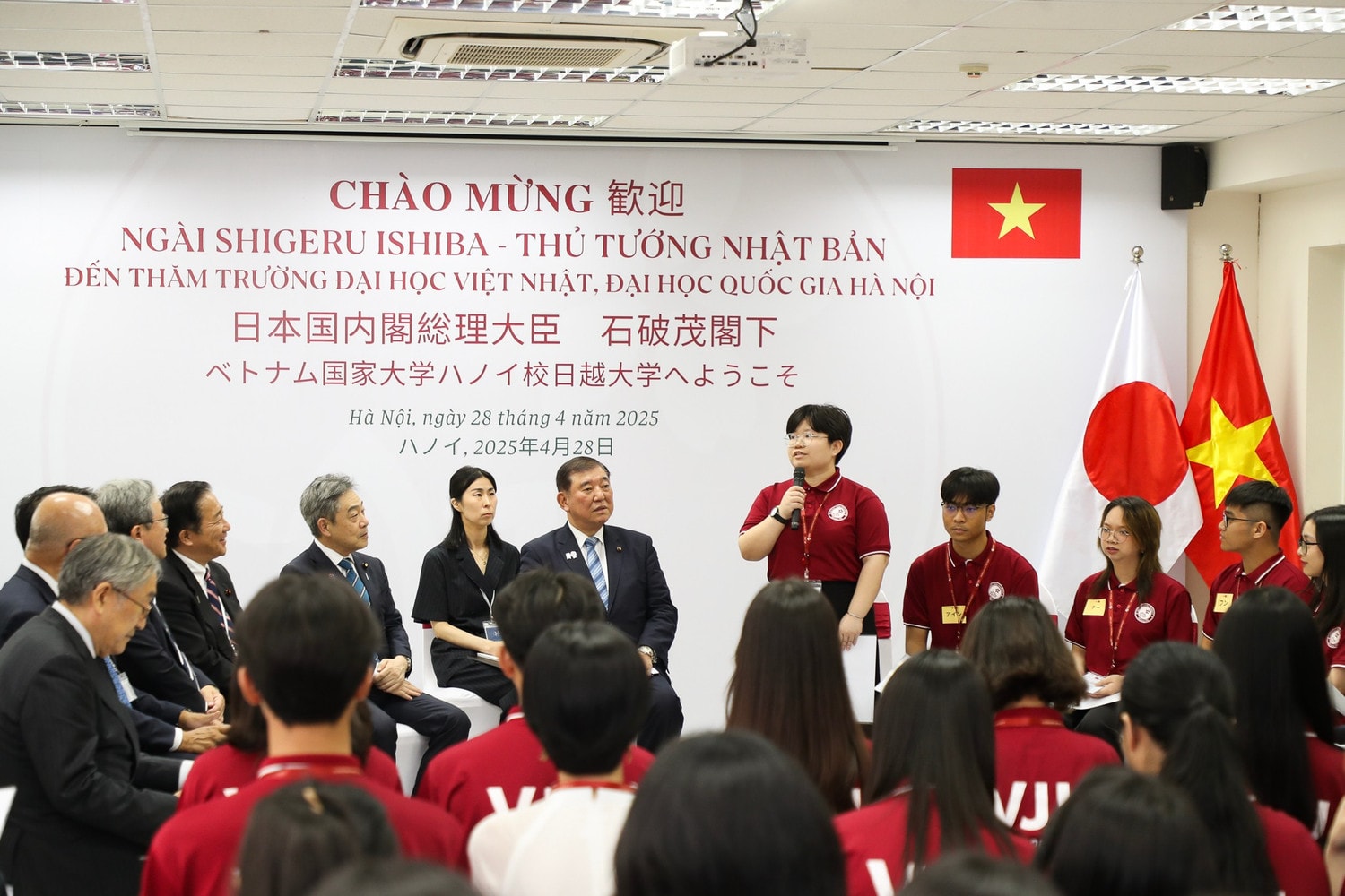 vnu-thu-tuong-nhat-ban-toi-tham-truong-dh-viet-nhat-12.jpg