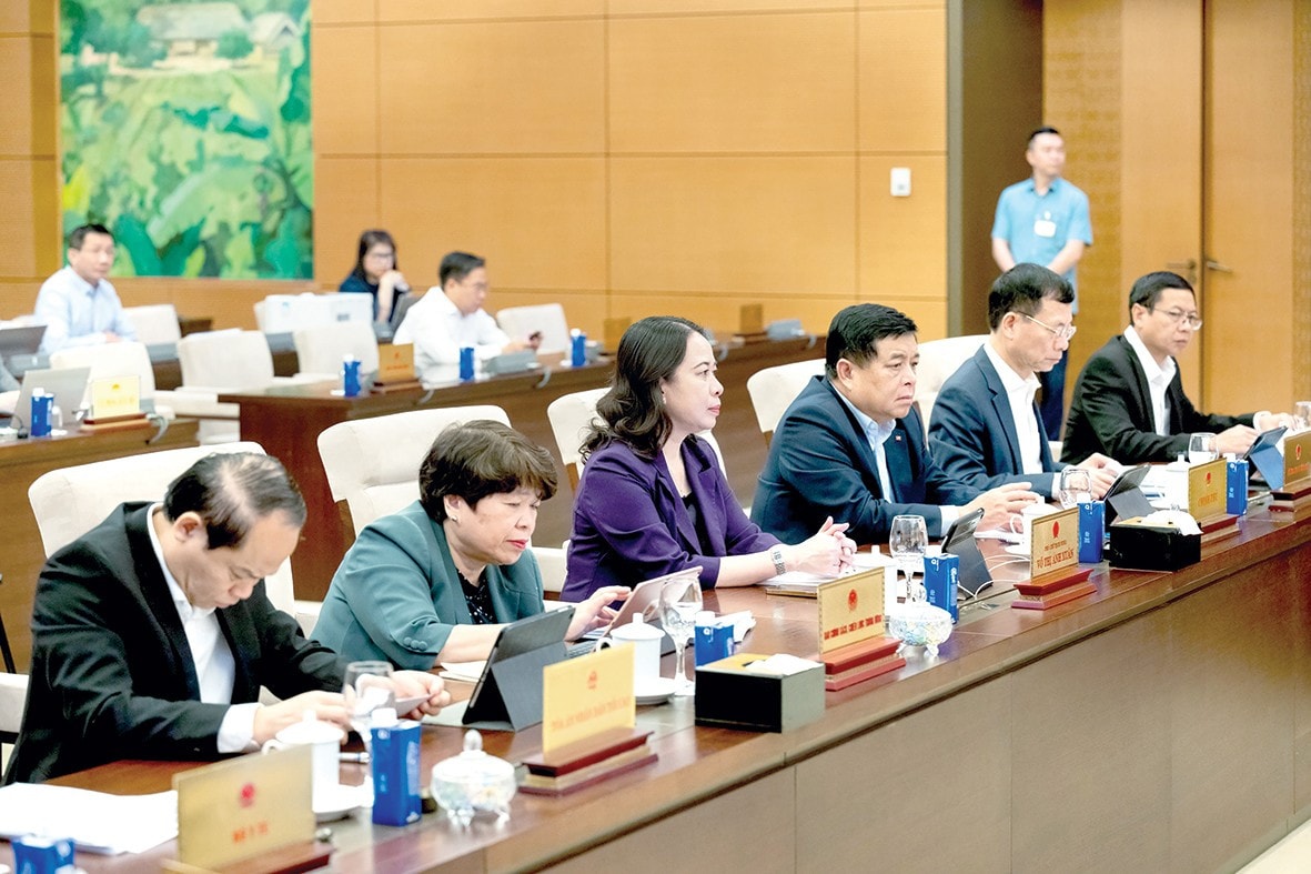 Các đại biểu tham dự phiên họp. Ảnh: Hồ Long