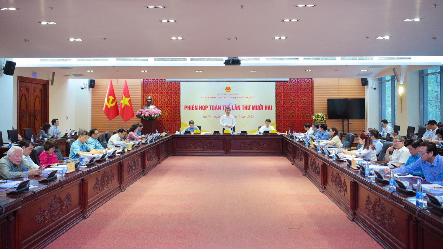 Quang cảnh phiên họp