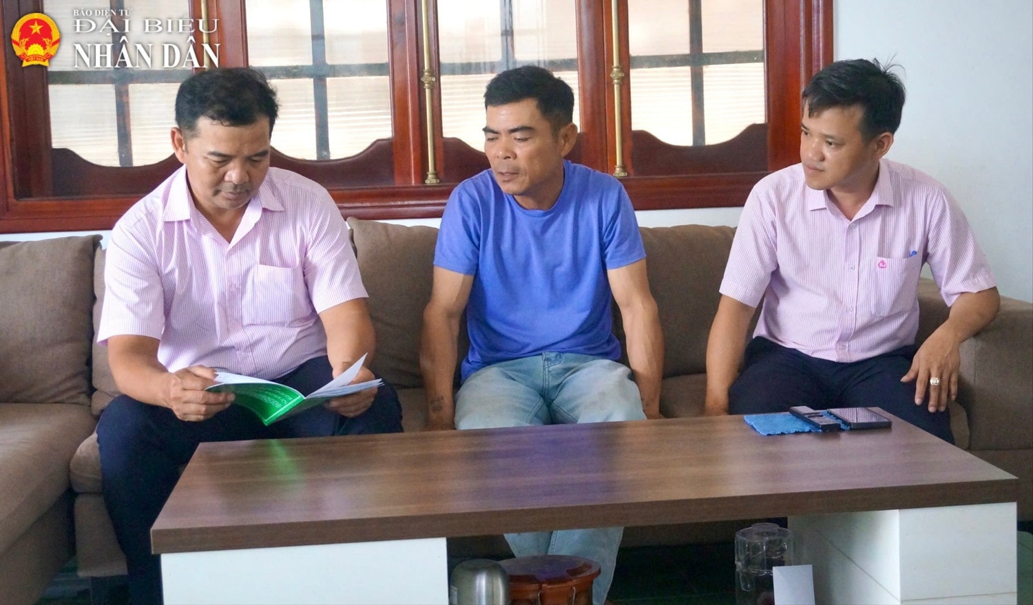 Lãnh đạo Phòng giao dịch NHCSXH huyện Krông Bông thăm, động viên gia đình ông Phạm Văn Trung