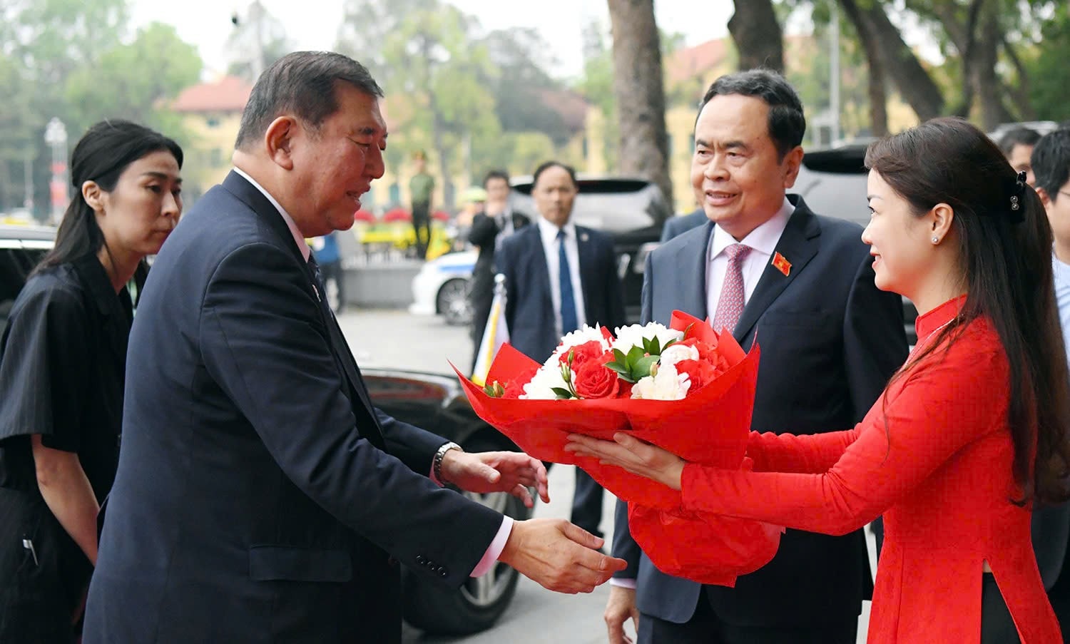 Chủ tịch Quốc hội Trần Thanh Mẫn đón Thủ tướng Nhật Bản Ishiba Shigeru. Ảnh: Lâm Hiển