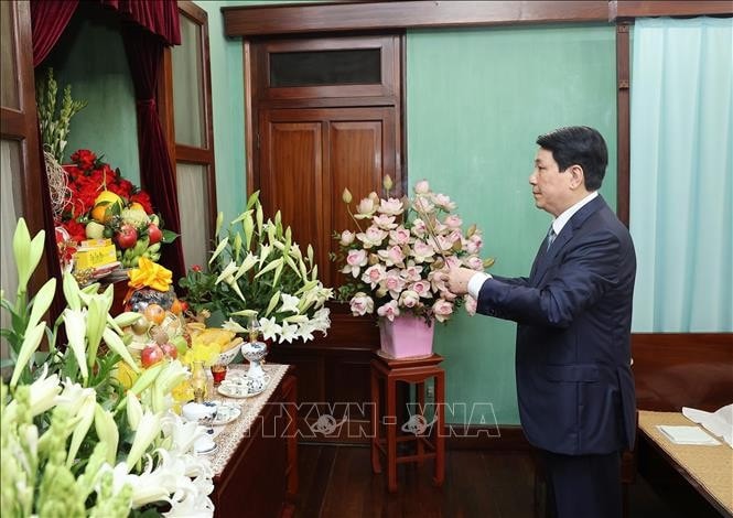 Chủ tịch nước Lương Cường dâng hương tưởng niệm Chủ tịch Hồ Chí Minh tại Nhà 67. Ảnh: Lâm Khánh/TTXVN
