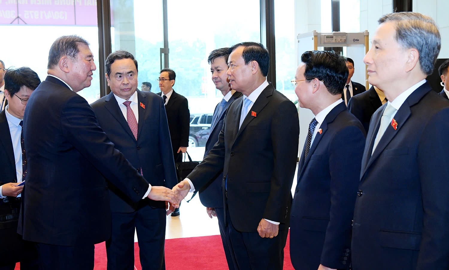 Chủ tịch Quốc hội Trần Thanh Mẫn giới thiệu các thành viên trong Đoàn với Thủ tướng Nhật Bản Ishiba Shigeru. Ảnh: Lâm Hiển