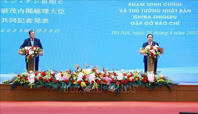 Thủ tướng Phạm Minh Chính và Thủ tướng Nhật Bản Ishiba Shigeru thông báo kết quả hội đàm với báo chí hai nước. Ảnh: Dương Giang/TTXVN