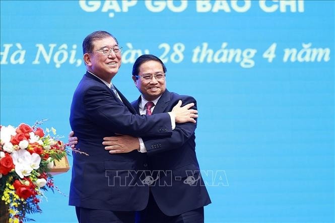 Thủ tướng Phạm Minh Chính và Thủ tướng Nhật Bản Ishiba Shigeru tại cuộc gặp gỡ báo chí hai nước. Ảnh: Dương Giang/TTXVN
