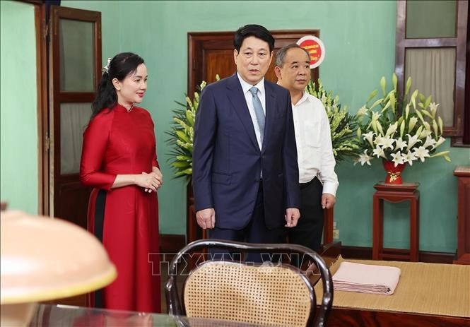 Chủ tịch nước Lương Cường tham quan những kỷ vật của Chủ tịch Hồ Chí Minh tại Nhà 67. Ảnh: Lâm Khánh/TTXVN