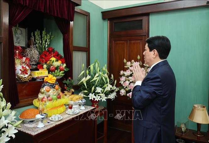 Chủ tịch nước Lương Cường dâng hương tưởng niệm Chủ tịch Hồ Chí Minh tại Nhà 67. Ảnh: Lâm Khánh/TTXVN