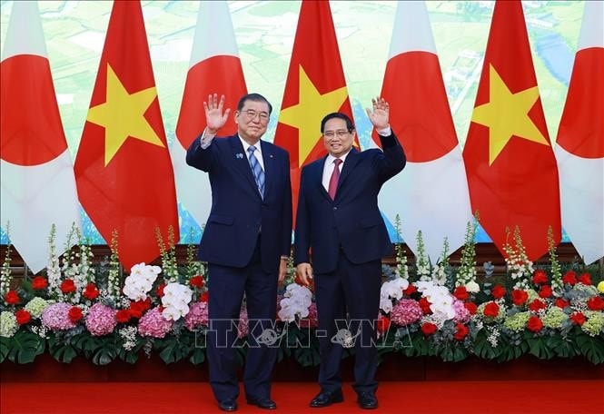 Thủ tướng Phạm Minh Chính và Thủ tướng Nhật Bản Ishiba Shigeru chụp ảnh chung trước hội đàm. Ảnh: Dương Giang/TTXVN
