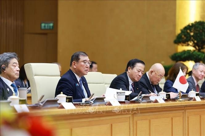 Thủ tướng Ishiba Shigeru và Đoàn Nhật Bản tại cuộc hội đàm với Thủ tướng Phạm Minh Chính. Ảnh: Dương Giang/TTXVN