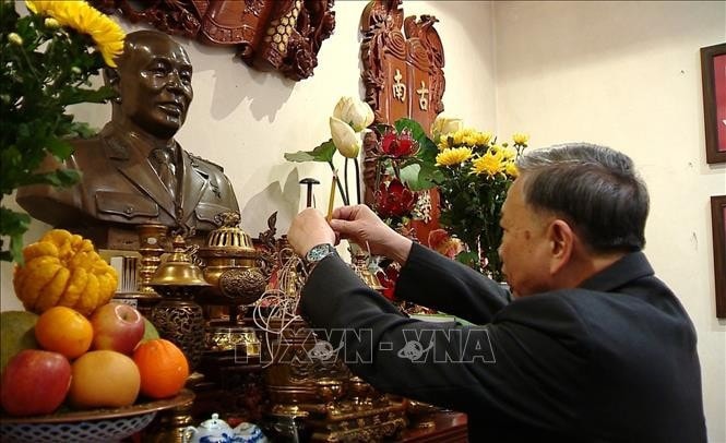 Tổng Bí thư Tô Lâm dâng hương tưởng nhớ Đại tướng Văn Tiến Dũng. Ảnh: TTXVN